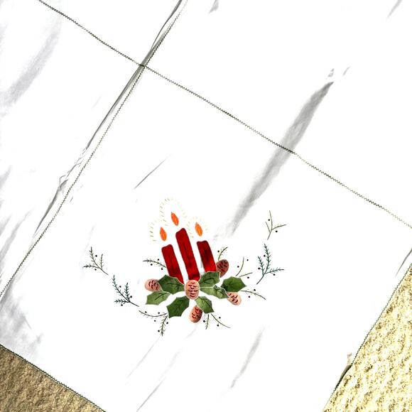 White cotton Christmas holiday tablecloth appliqué & 6 matching napkins flaws - Picture 5 of 11